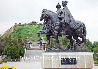 Bronze statues of Wang Zhaojun and her husband (Khan)